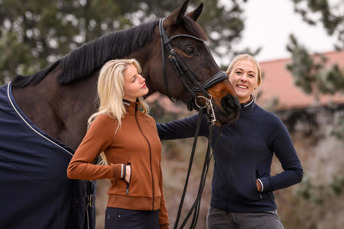https://www.cavallo.info/media/34/4b/05/1755595302/Lifestyles_003386_Sweatjacke%20CAVALKILEA-04.jpg?ts=1755595302