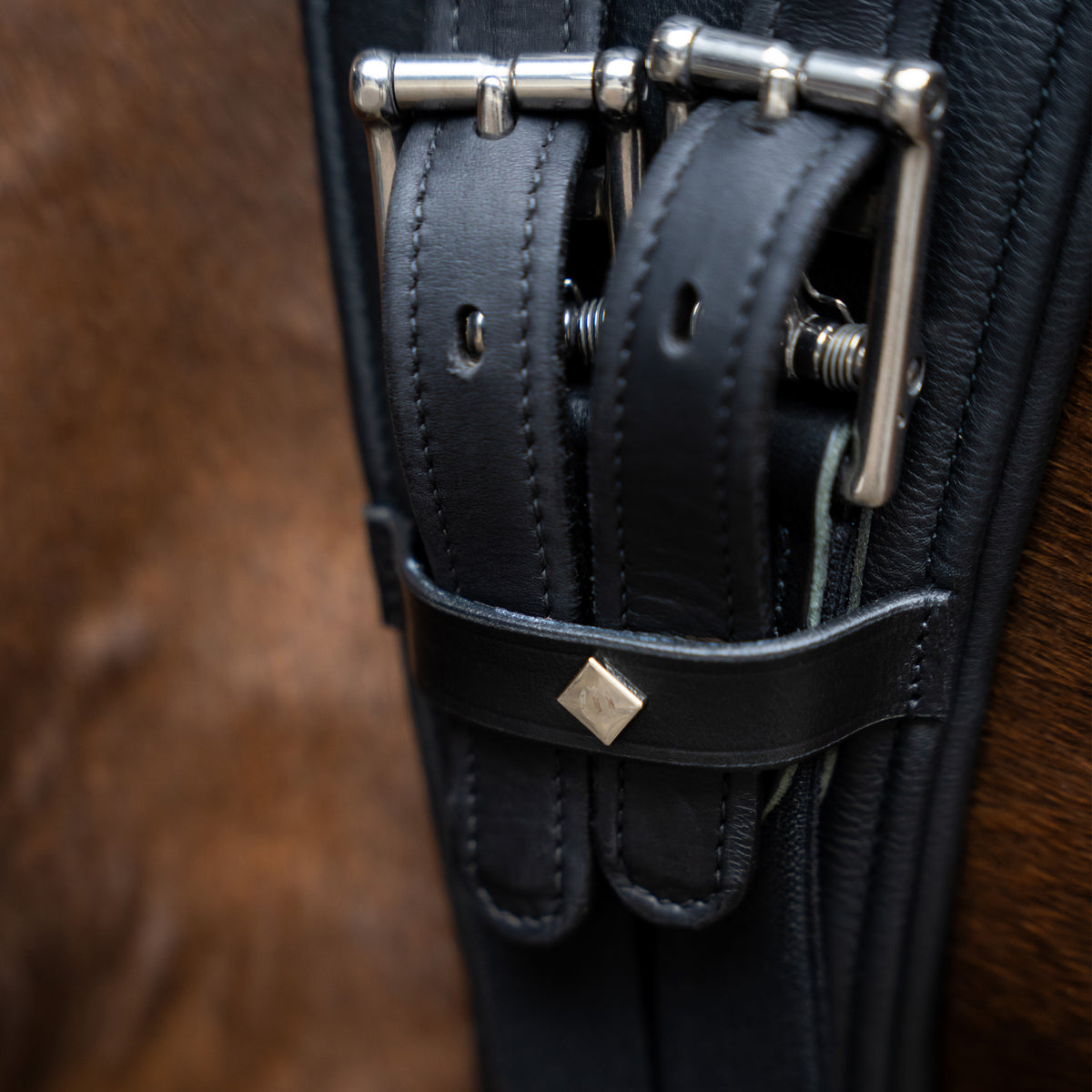 Anatomic dressage girth with spring buckles IRH
