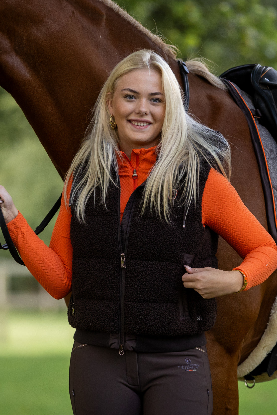 https://www.cavallo.info/media/1b/63/17/1761289968/Lifestyles_002356%20Jacquard-Stehkragenshirt%20CAVALLAINA-04.webp